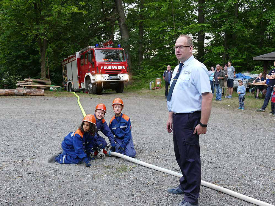 Entzünden des Johannifeuers (Foto: Karl-Franz Thiede)